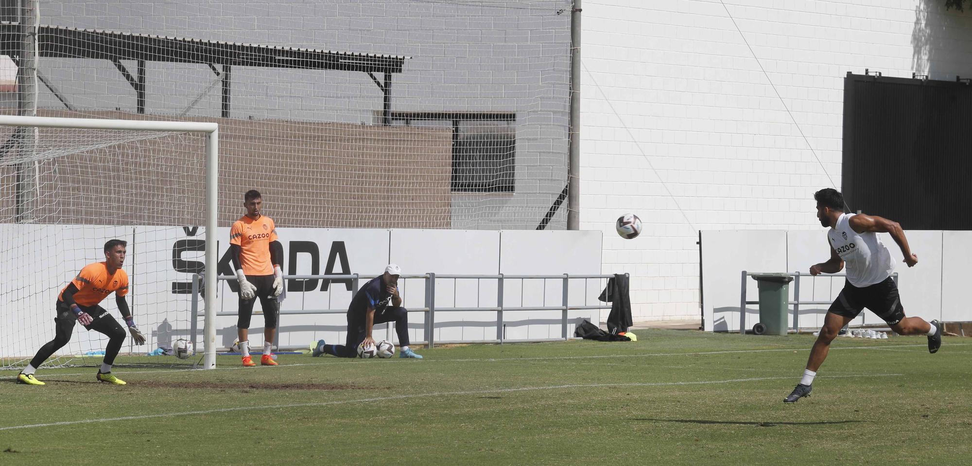 Entrenamiento del Valencia con Herrerín