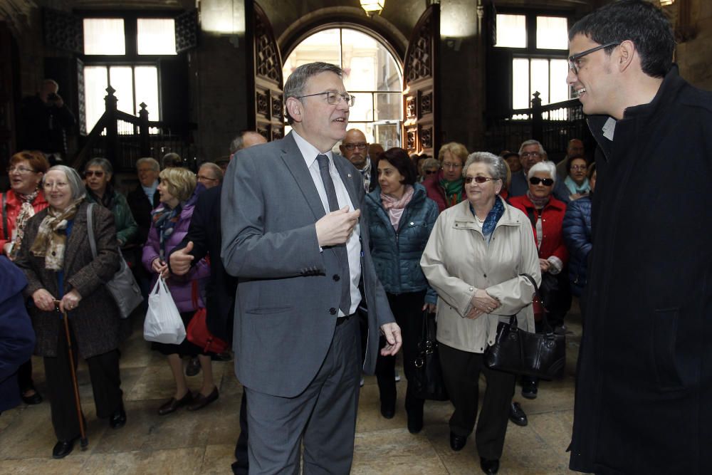 Vecinos de Morella, de visita en el Palau de la Generalitat