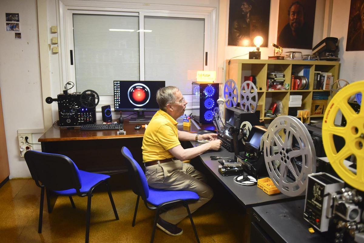 Ignacio Benedeti trabaja en su estudio recuperando los archivos de Paco Rabal