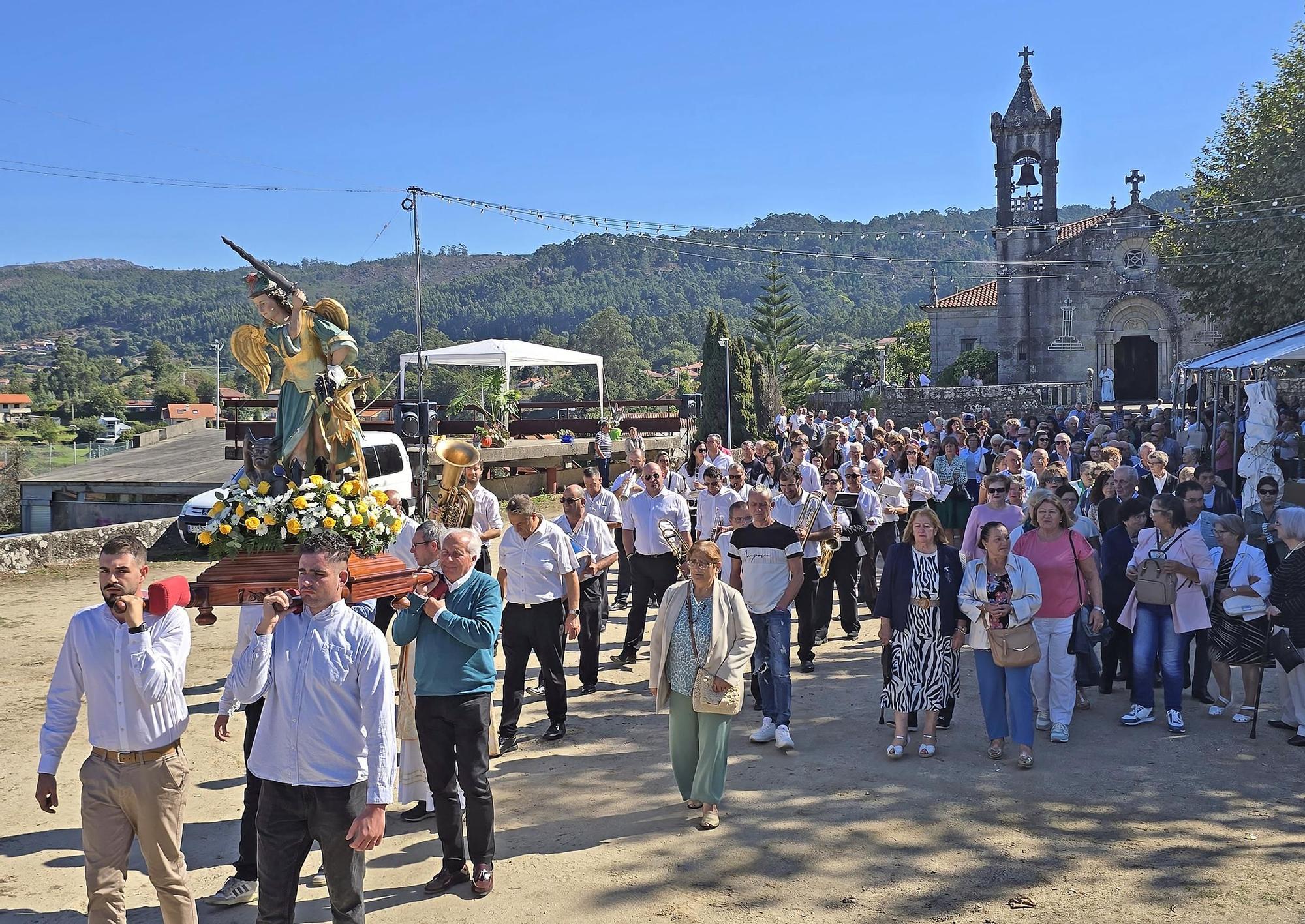 Tradicional procesión en San Miguel de Peitieiros