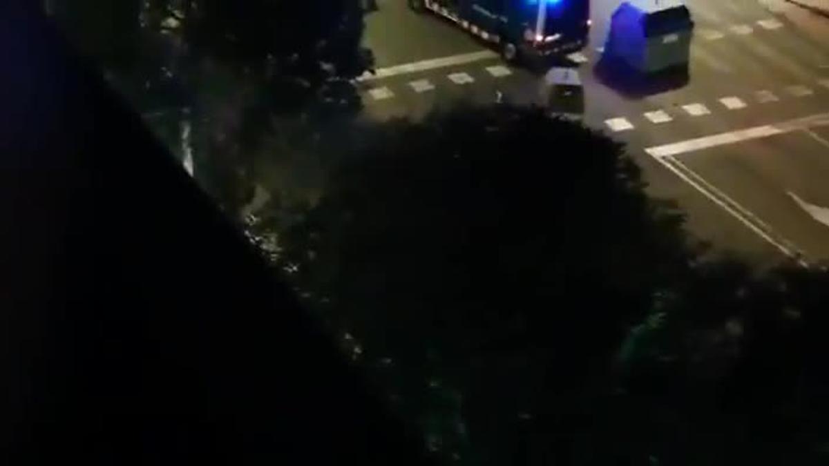Una furgoneta de los Mossos golpea a un manifestante en Tarragona.