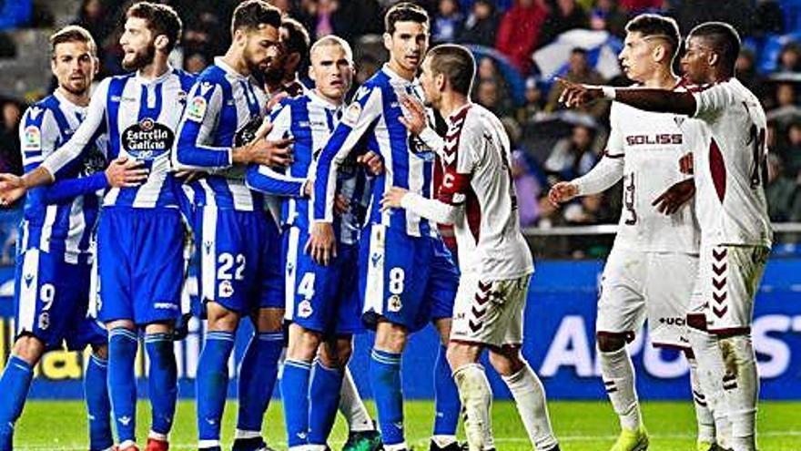 Los deportivistas, en una jugada de estrategia en el partido contra el Albacete en Riazor.