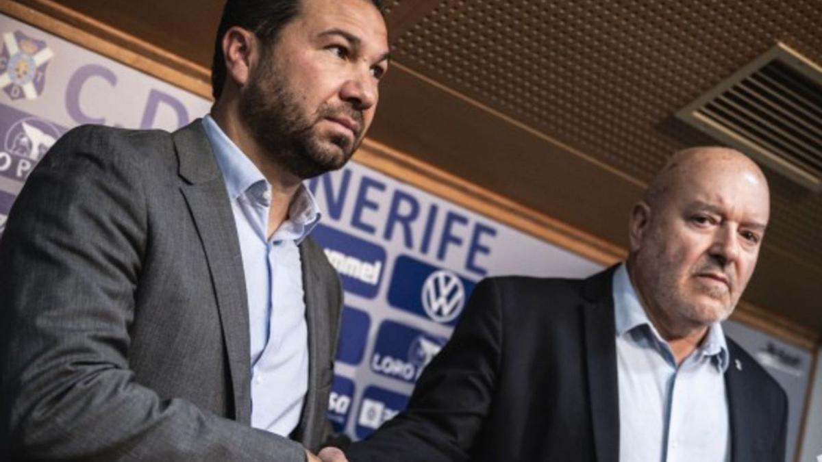 Juan Carlos Cordero, junto a Miguel Concepción en la sala de prensa del Heliodoro.