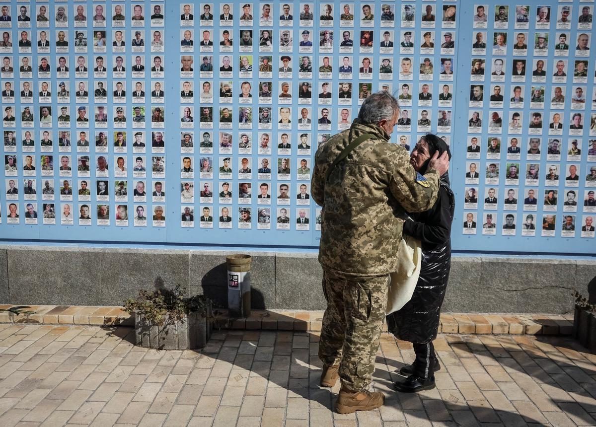 La gente visita el Muro del Recuerdo para conmemorar el Día de los Voluntarios en honor a los combatientes muertos que se unieron a las fuerzas armadas ucranianas.