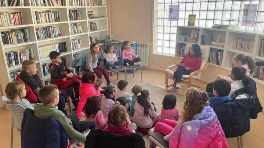 Padres y madres acuden a la biblioteca para leer al alumnado del colegio.  | SERVICIO ESPECIAL