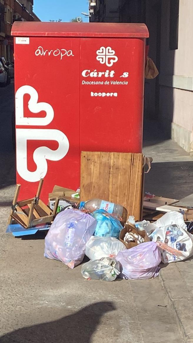 Bolsas ed basura en las callesde Meliana en protesta por quitar los contenedores.