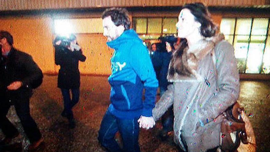 Alonso y su pareja, Lara Álvarez, a su llegada a Oviedo.