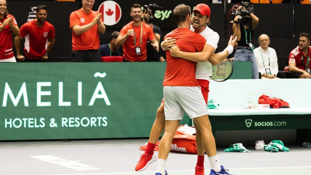 La dupla canadiense celebra el triunfo ante Corea del Sur en la copa Davis.