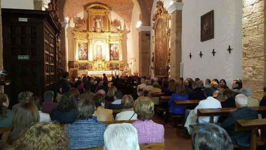 Los feligreses de Villalpando llenaron hasta el fondo el templo conventual.