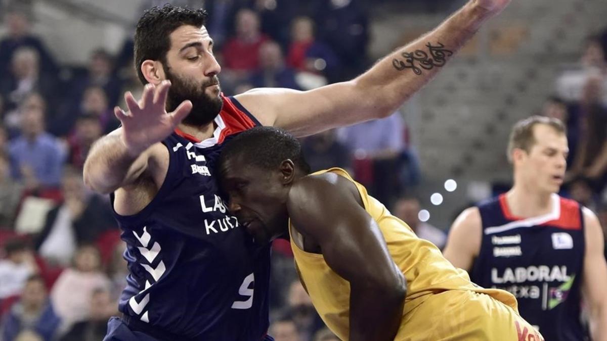 Bourousis resiste la embestida de Savané en el Laboral Kutxa-Gran Canaria.