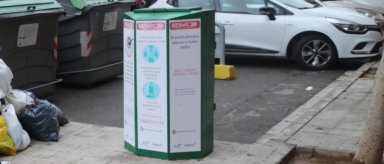 Imagen de un contenedor para depositar el aceite usado y con información sobre el Servicio de Mantenimiento de Ciudad (SMC).