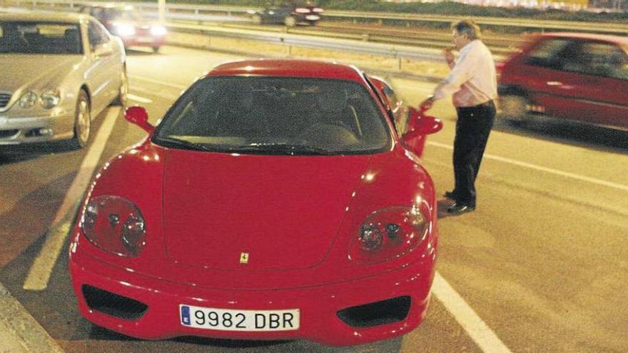 Rus, al lado de uno de sus Ferrari, en una imagen de 2005. // Perales Iborra