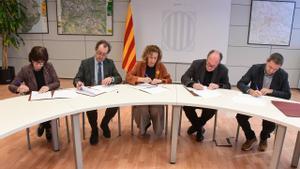 La consellera Capella firma el convenio para la inspección de edificios en mal estado junto a los representantes de entidades profesionales de constructores y arquitectos