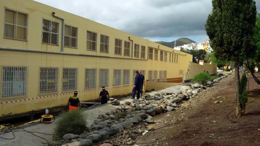 La lluvia provoca el derrumbe de un muro en un colegio de Jinámar