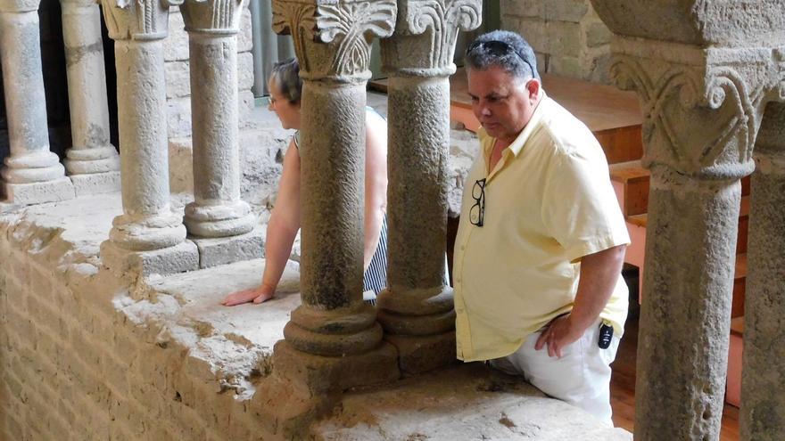 Dos turistes al claustre romànic de la basílica de la Seu que es conserva a l’Espai Oliba, inaugurat el 2020 | ARXIU/G.C.