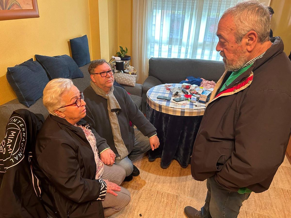 Antonia, en su domicilio, junto a Joaquín Sánchez y Francisco Morote