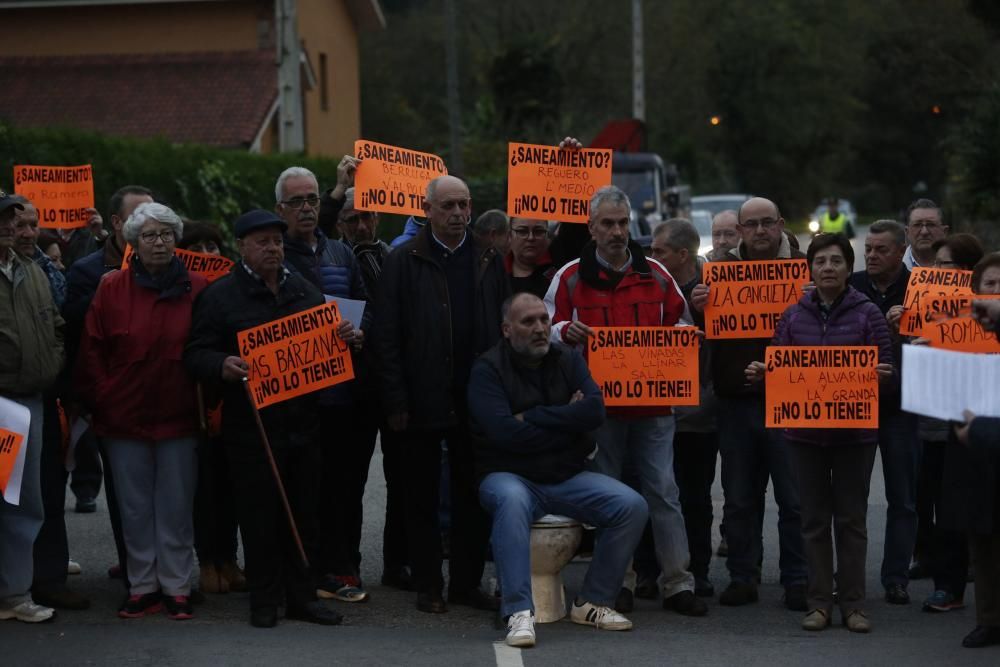 Protesta en Castrillón por el saneamiento.