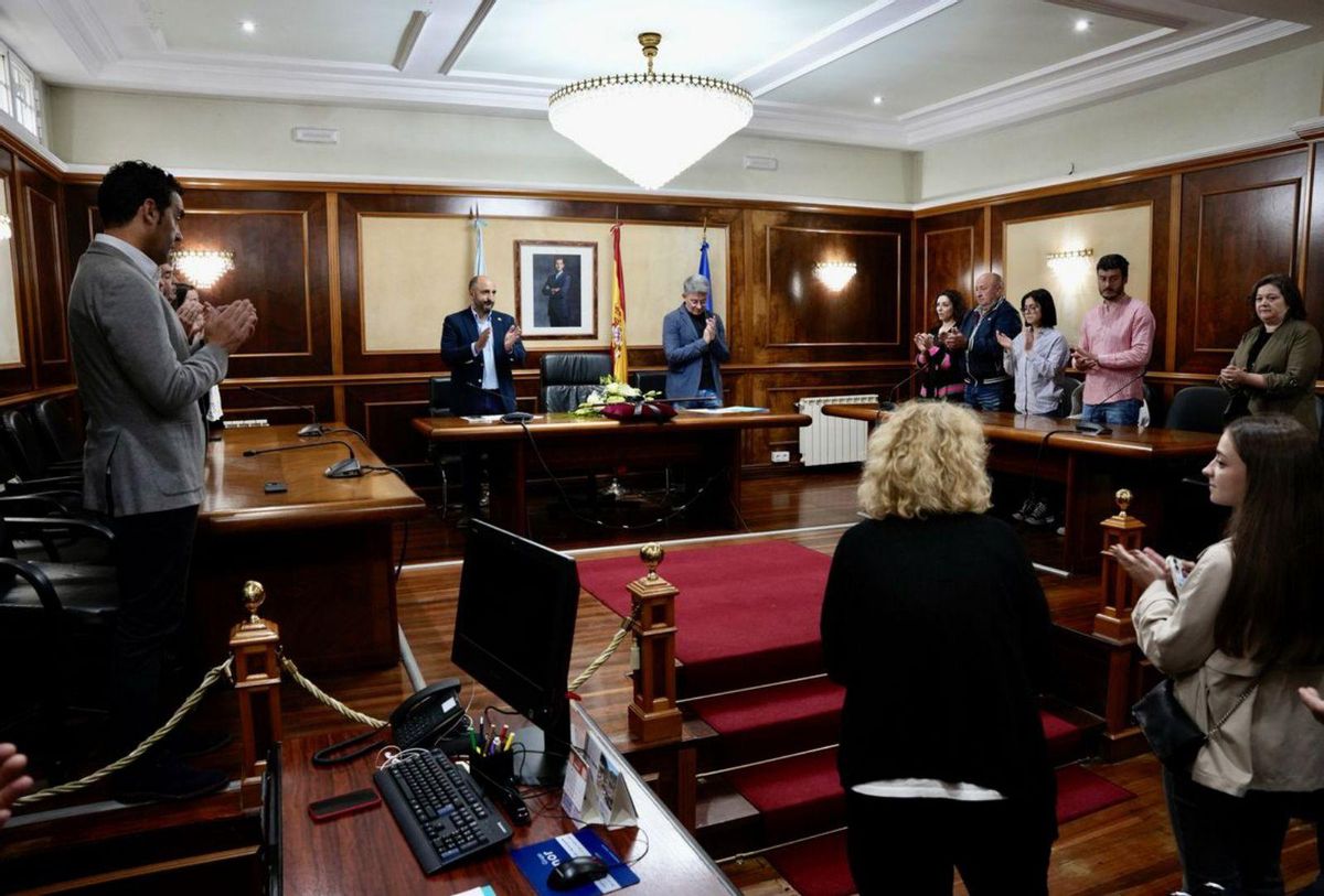 Aplauso tras un minuto de
silencio, ayer, en el pleno
extraordinario.
| Bernabé
