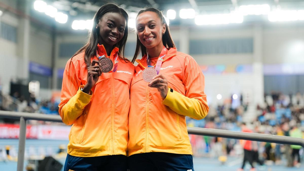 Fátima Diame y Ana Peleteiro lucen sus medallas.