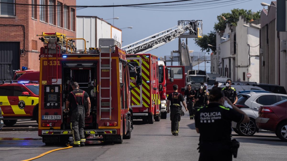 Incendio en el polígono industrial de Can Ribó de Badalona, visto desde la cercana calle Eduard Marquina