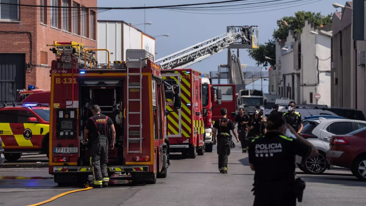 Un incendio derrumba parcialmente una nave en un polígono industrial de Badalona