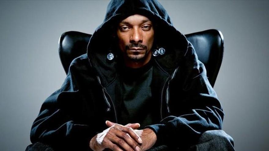 El rapero Snoop Dogg tiene un empleado para que le líe los porros