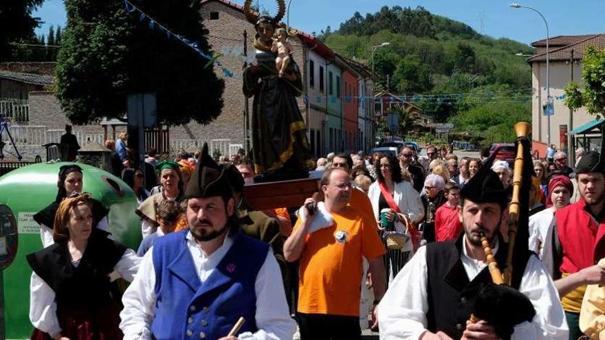 La procesión por las calles de Lada.