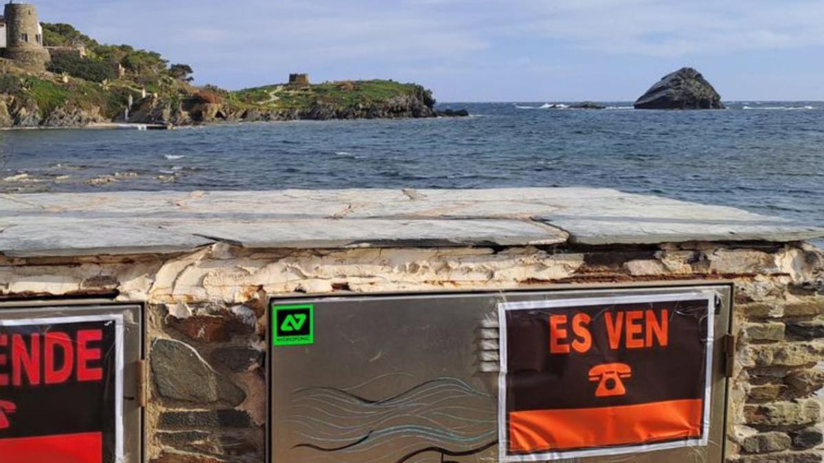 Cartells de «Es ven» que han aparegut a Cadaqués. | ACN