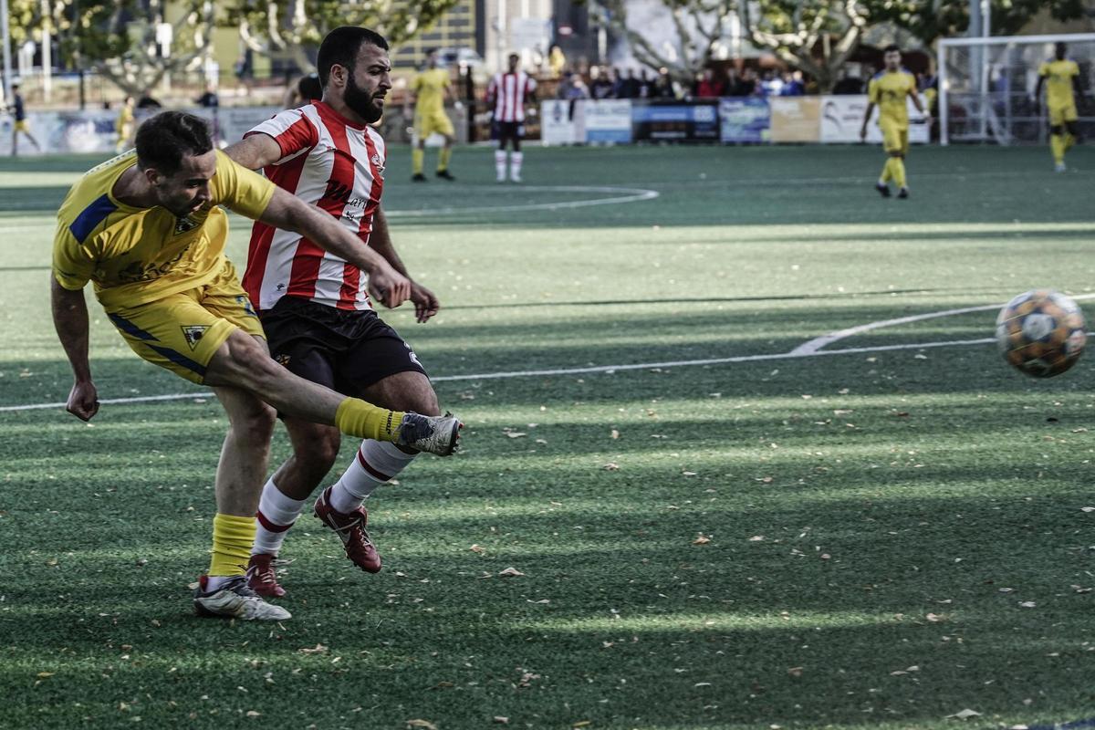 El davanter groc Jordi García ha materialitzat nou dels divuit gols marcats pel FC Joanenc a la lliga