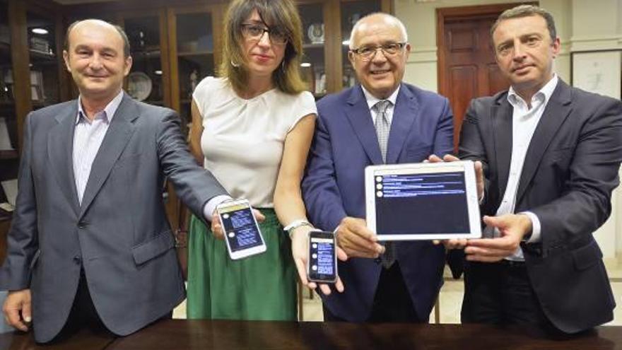 Representantes del Misteri, la Fundación Vodafone y el Ayuntamiento muestran ayer la app.