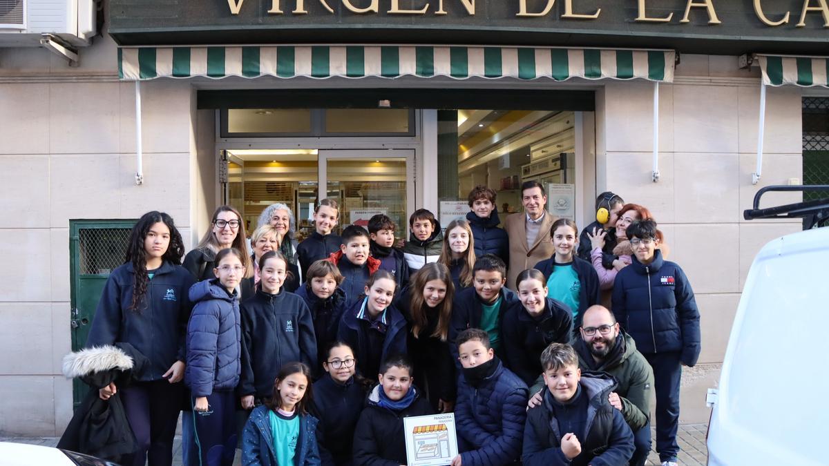 Instalación del primer pictograma en un horno de Burjassot.
