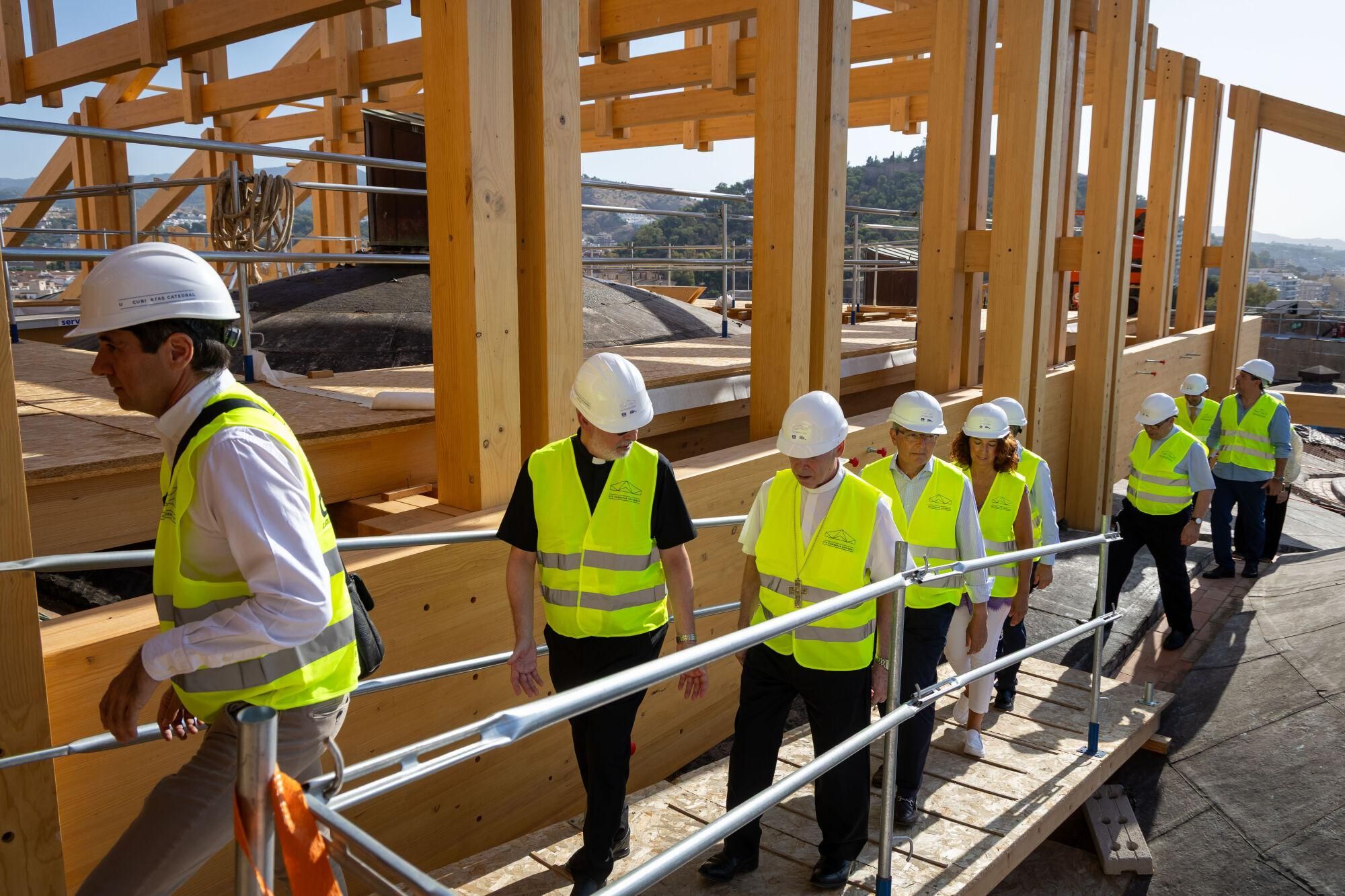 Visita institucional a las obras del tejado de la Catedral del presidente de la Diputación, Francisco Salado; junto con el obispo emérito, Jesús Catalá; el presidente de la Fundación Unicaja, José Manuel Domínguez; y los arquitectos del proyecto Juan Manuel Sánchez La Chica y Adolfo de la Torre Prieto