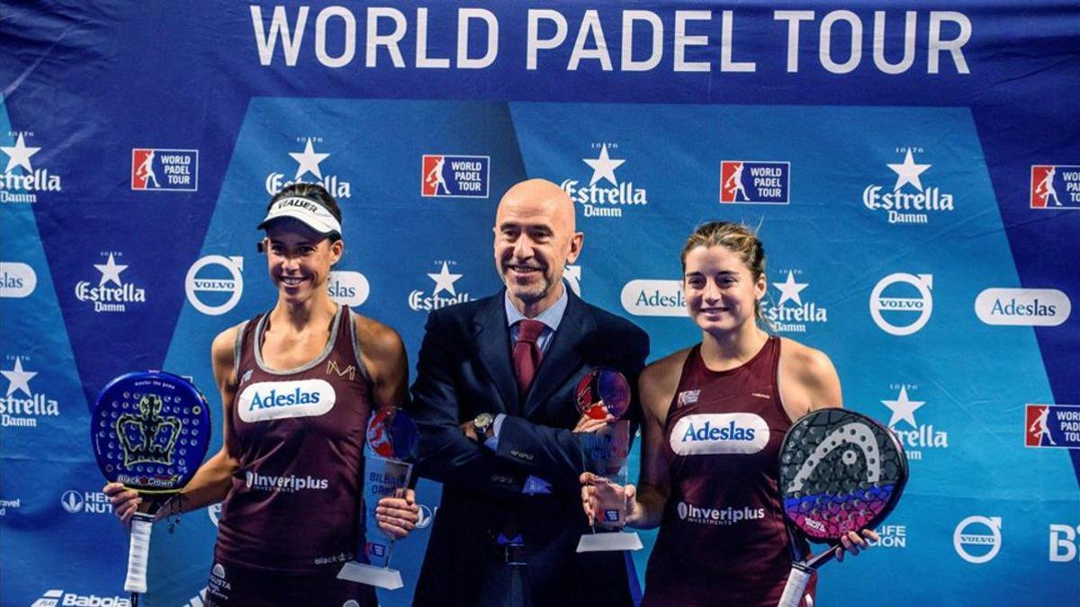 Mario Hernando, junto a las jugadoras Alejandra Salazar y Marta Marrero