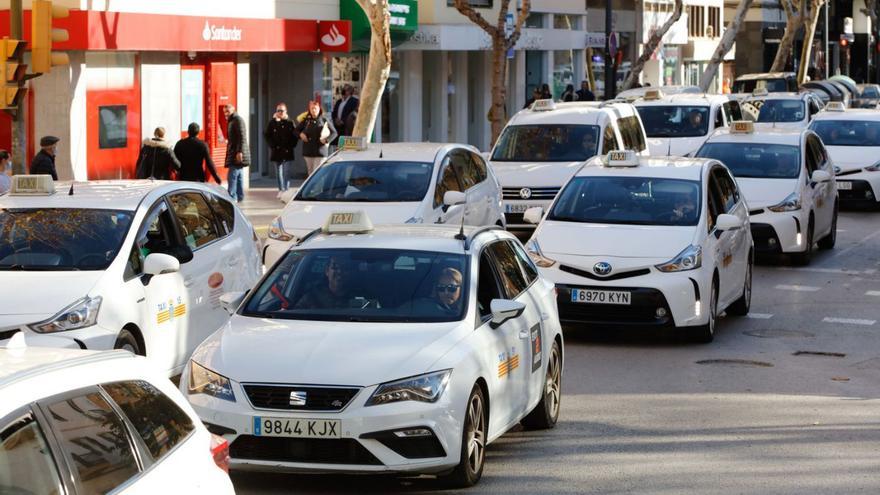 Caravana de protesta de taxistas de Eivissa, en una imagen de archivo. | VICENT MARÍ