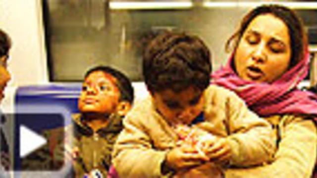Inmigrantes paquistanís, en el metro de Barcelona.