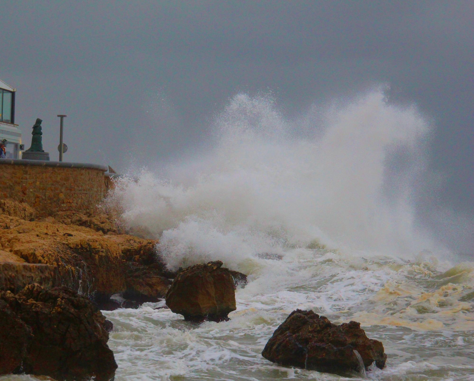 Fort onatge a la façana litoral de l'Escala