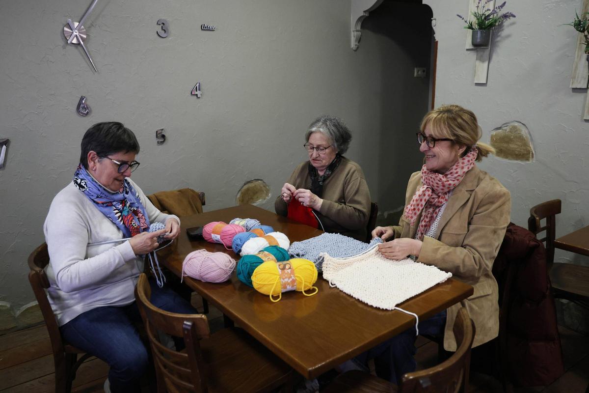 Pilar Muñoz (izq.), Aurora Blanco y Rosa Lores, en la cafetería Yanco.