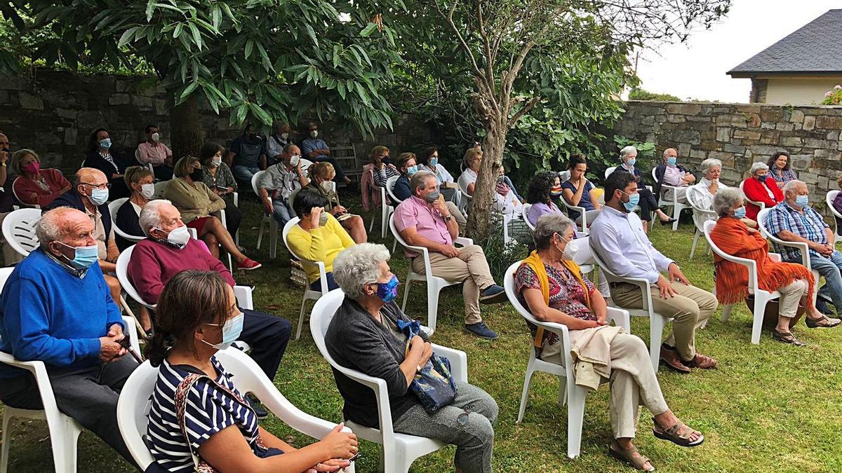 Público del Conceyu Abiertu. En primera fila, vestido de camisa blanca, Óscar Pérez, alcalde de Valdés. | I. G.