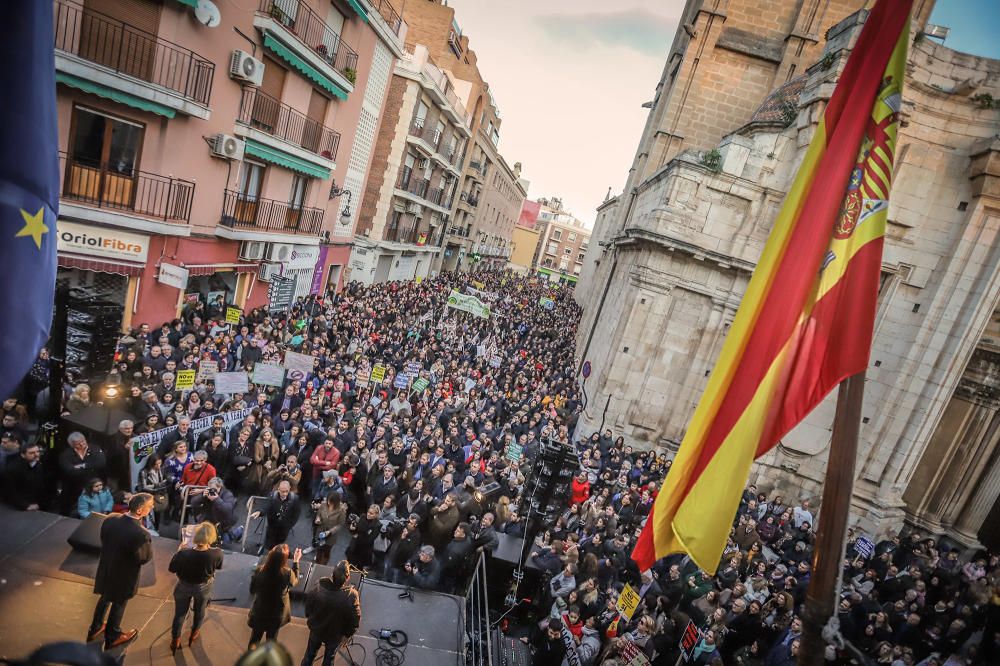 Veinte mil personas reclamaron ayer en las calles de Orihuela la derogación de la ley de Plurilingüismo