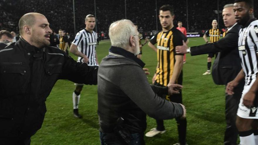 El presidente del PAOK salta al campo con un arma para increpar al árbitro