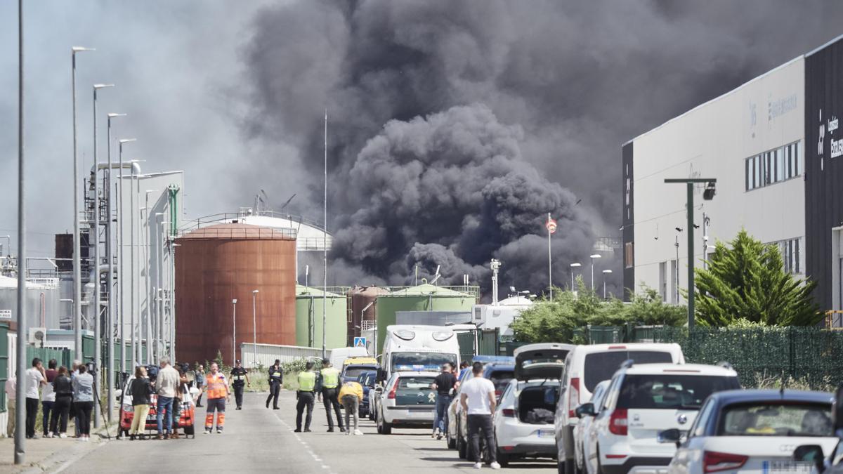 Dichte schwarze Rauchwolken über einem Gewerbegebiet in Calahorra, wo es in einer Biodiesel-Fabrik am Donnerstag (26.5.) zu einer Explosion gekommen ist.