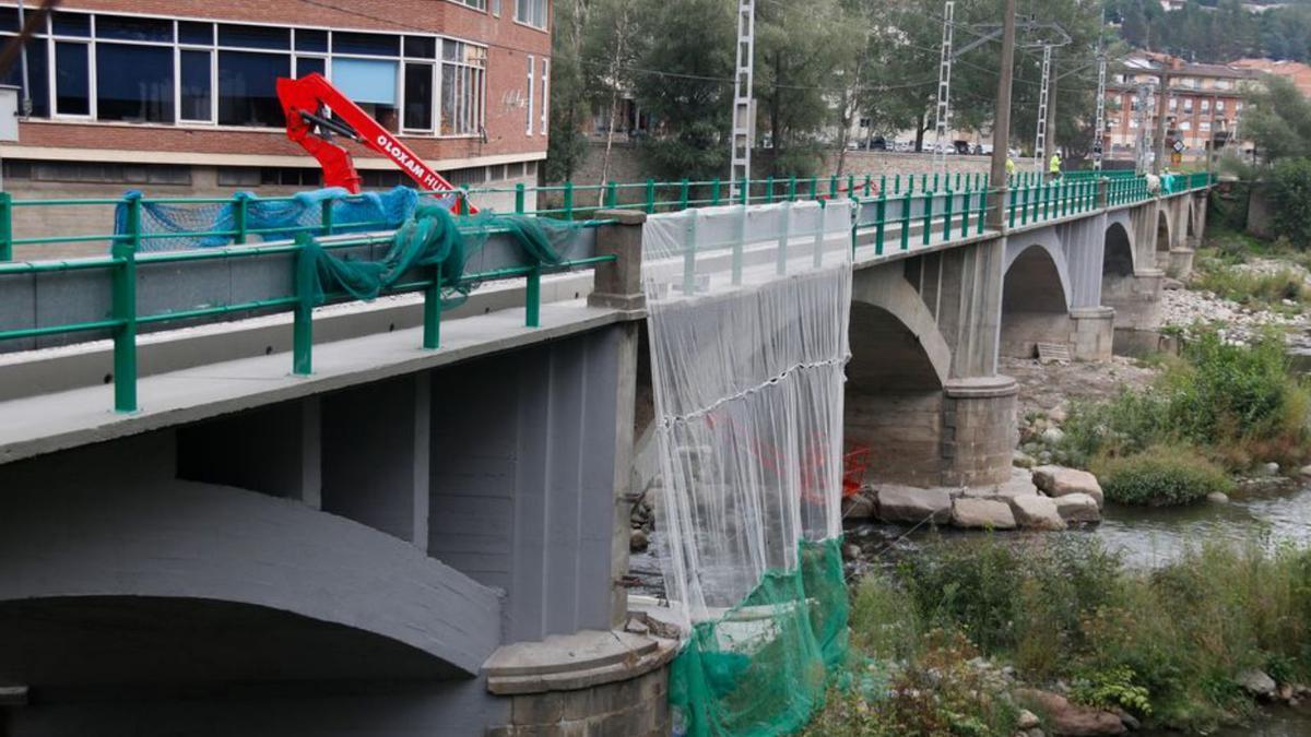El pont per on passa l’R3 durant les obres de millora. | ACN