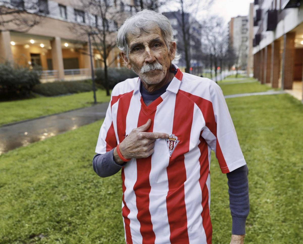Manolo Mesa, señalando el escudo del Sporting.