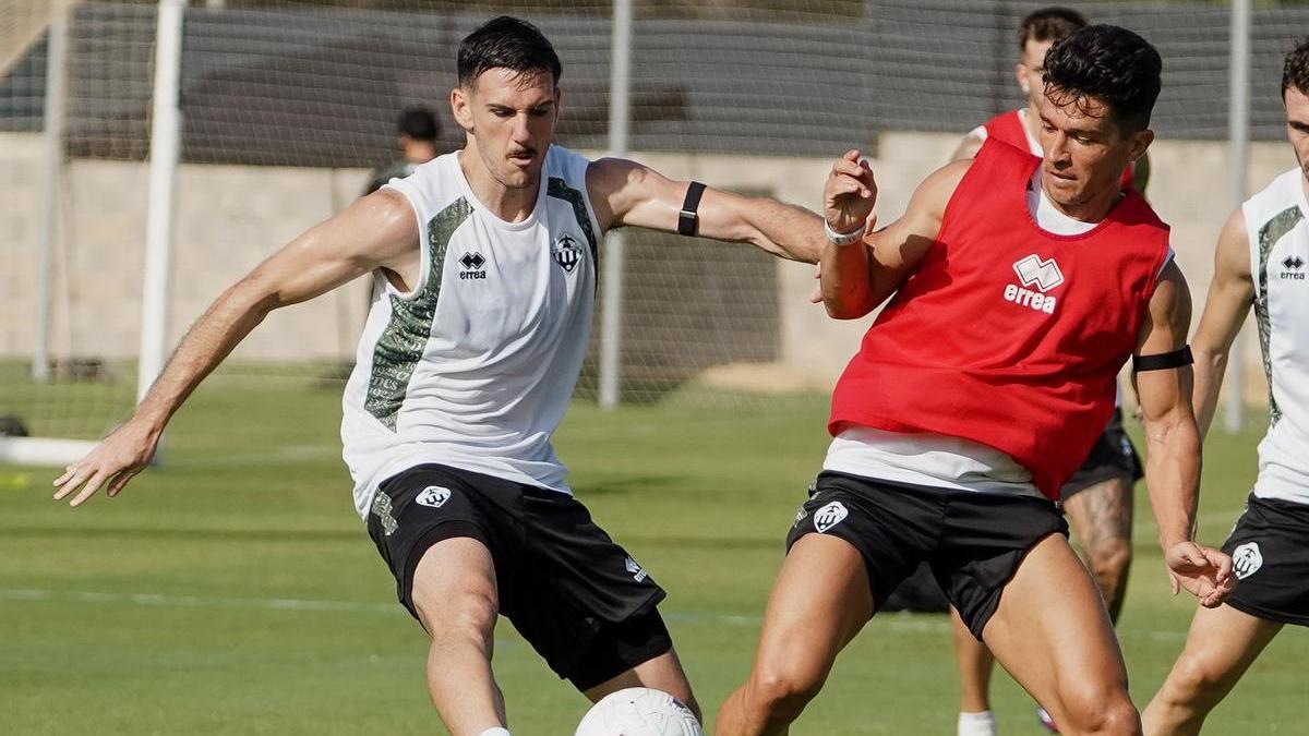 Brignani y Juanjo Nieto disputan un balón durante un entrenamiento esta semana.
