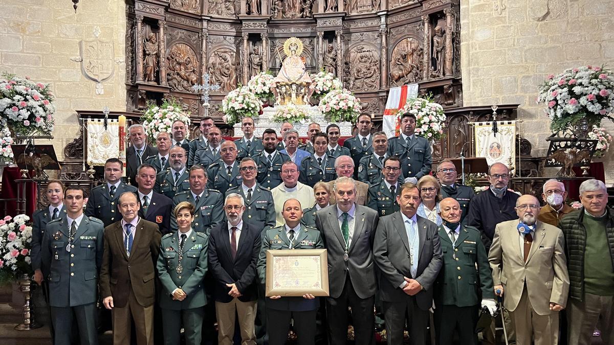 Homenaje a la Guardia Civil de Cáceres en la concatedral ante la patrona.