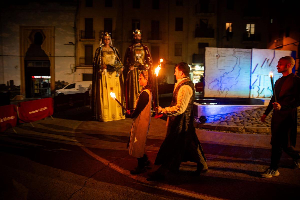 La prèvia de la Llum homenatja el miracle de la Séquia amb atletes, espelmes i espectacle