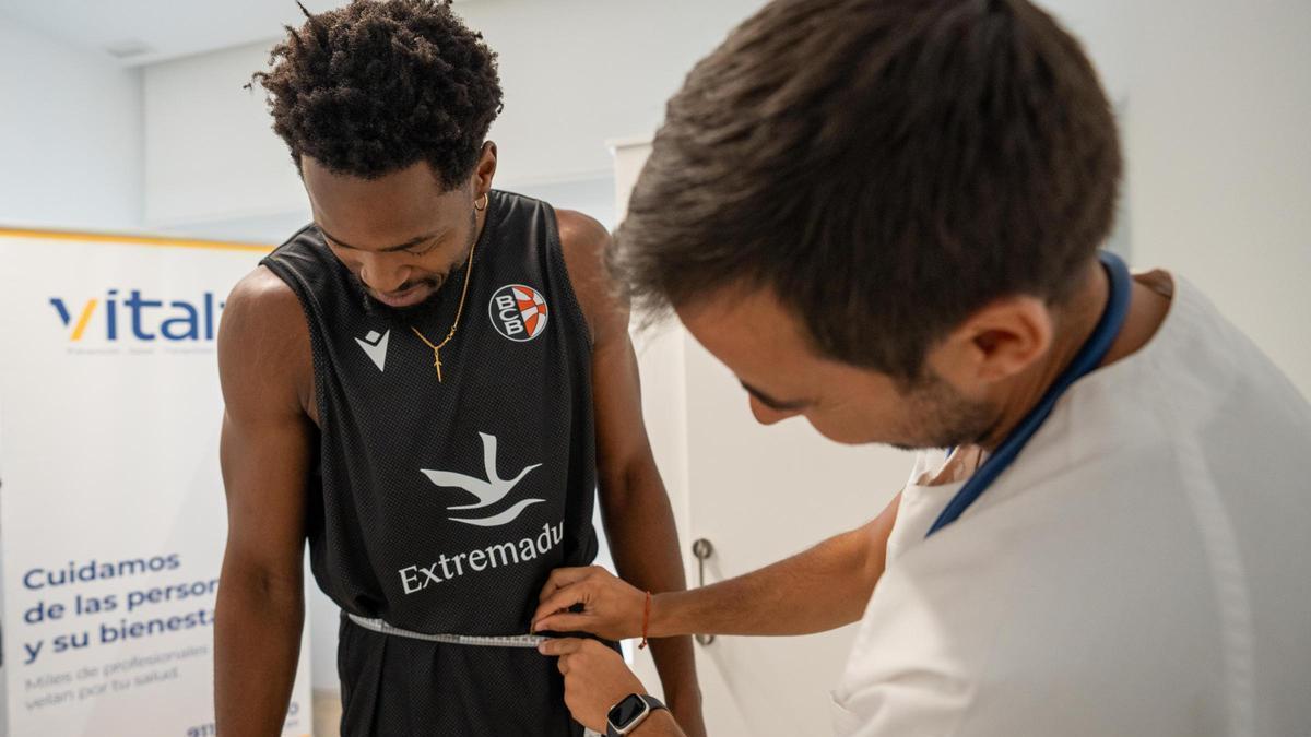 Sheriff Idris durante las revisiones médicas.