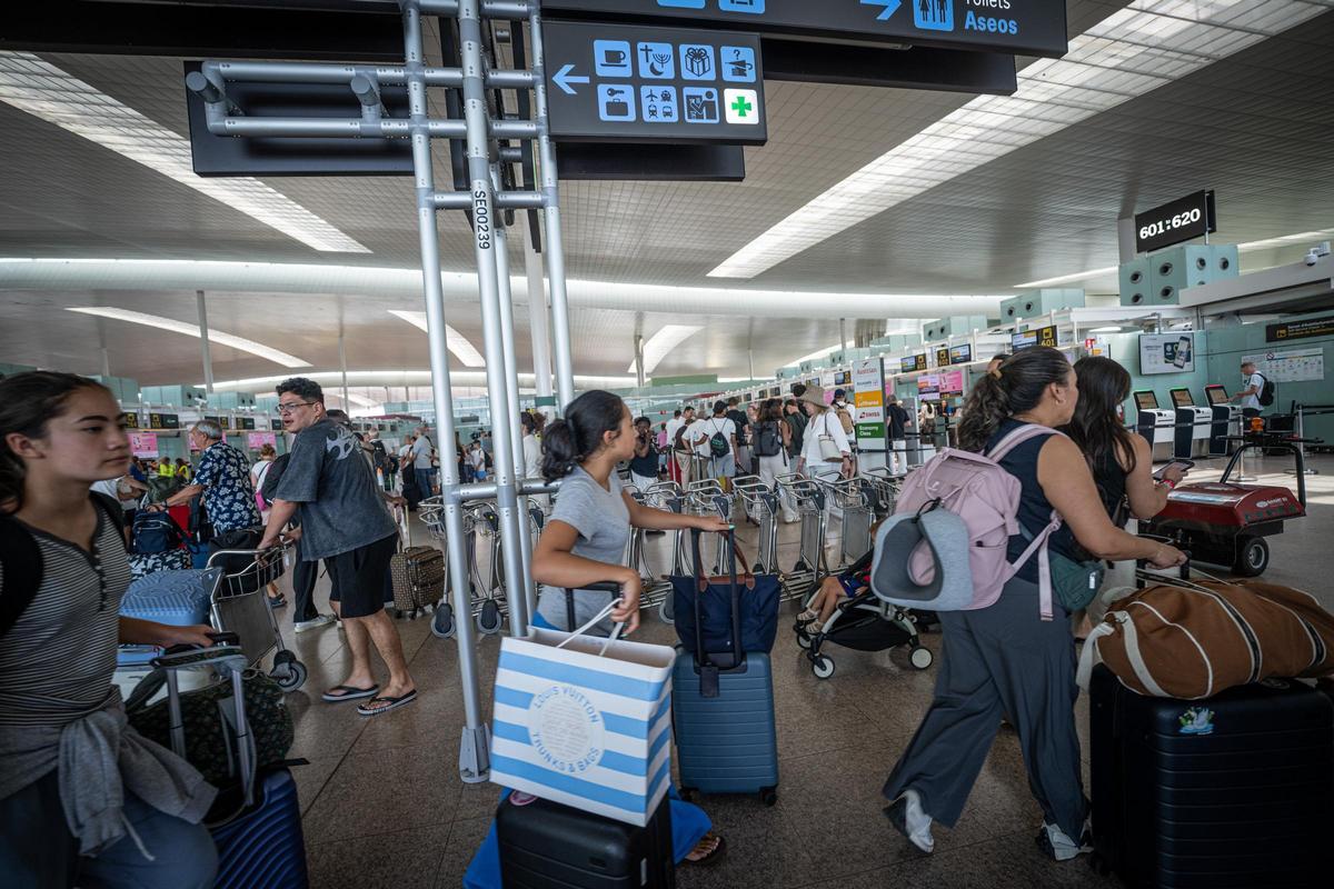 Pasajeros en el aeropuerto de Barcelona-El Prat durante una jornada de huelga de personal Pasajeros en el aeropuerto de Barcelona-El Prat durante una jornada de huelga de personal