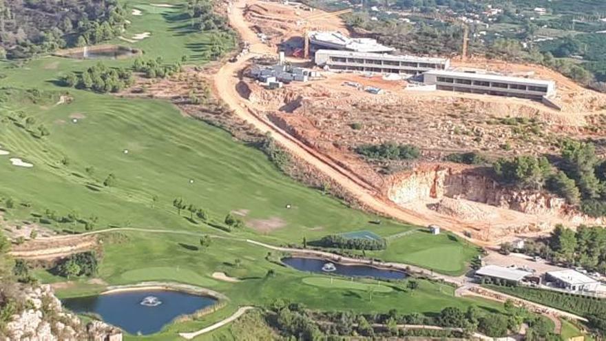 Vista aérea del campo de golf de La Galiana con las obras del hotel, en una imagen de finales de septiembre.