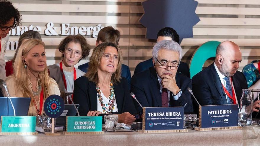 La vicepresidenta tercera del Gobierno en funciones, Teresa Ribera; el director general de la AIE, Faith Birol, y el director general de la COP28, Adnan Amin, reunidos en la Cumbre Internacional sobre Clima y Energía en el Teatro Real de Madrid.